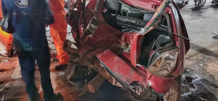 Acidente envolveu pelo menos 10 veículos na BR-135, em São Luís (MA).