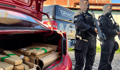Advogado é preso com 100 kg de drogas dentro de veículo após tentar fugir da polícia (Foto: divulgação SSP-PI) Advogado é preso com 100 kg de drogas dentro de veículo após tentar fugir da polícia (Foto: divulgação SSP-PI)