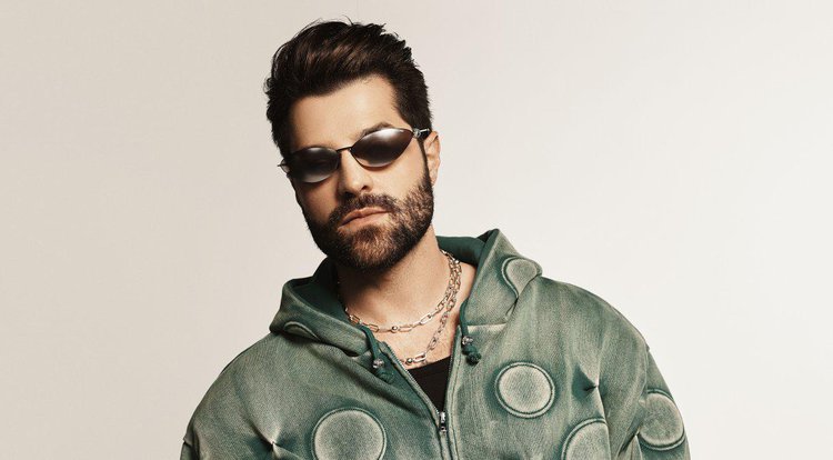 Alok durante o clipe de "Looking For Love"