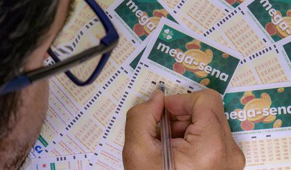 Aposta simples, com seis números marcados, custa R$ 5 (Foto: Rafa Neddermeyer/Agência Brasil)