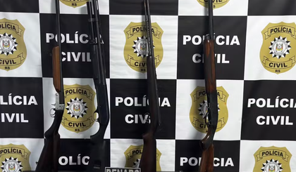 Armas e munições foram encontradas no endereço do suspeito. (Foto: Divulgação/Polícia Civil)