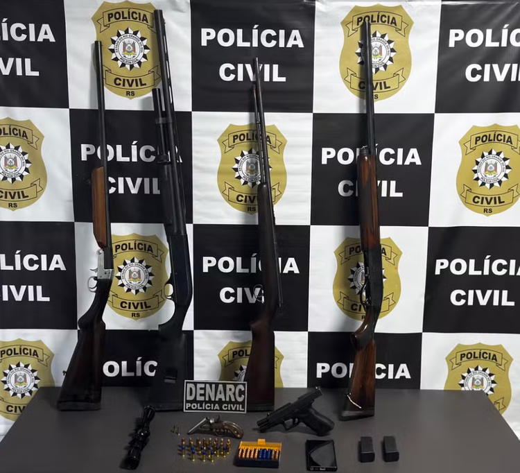 Armas e munições foram encontradas no endereço do suspeito.