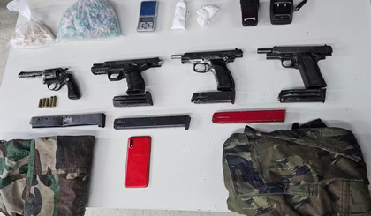 Armas, carregadores e drogas foram encontradas pelos policiais. (Foto: Divulgação/Polícia Militar) Armas, carregadores e drogas foram encontradas pelos policiais. (Foto: Divulgação/Polícia Militar)