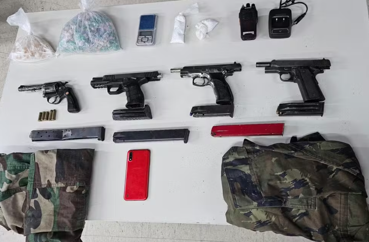 Armas, carregadores e drogas foram encontradas pelos policiais.