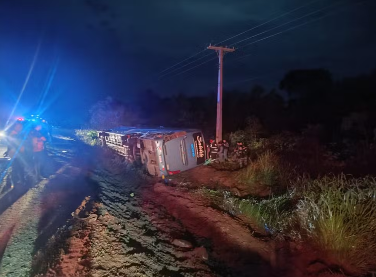 Caminhão prancha bateu em ônibus de viagem.
