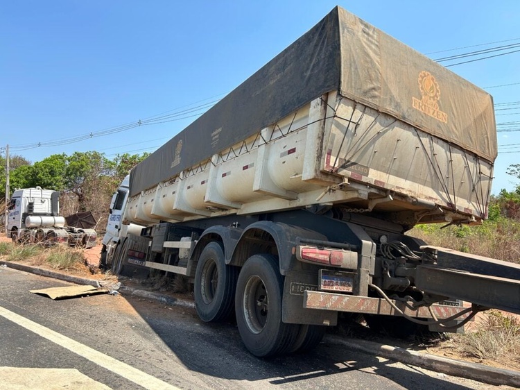 Carretas colidem na BR-316