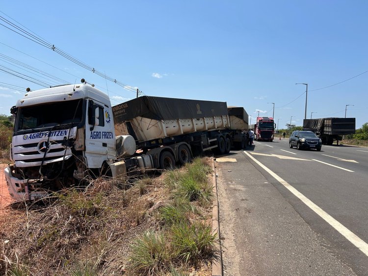 Carretas colidem na BR-316