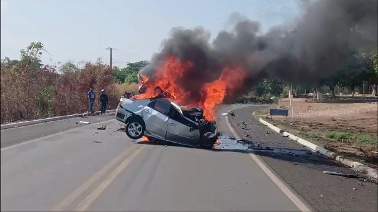 Carro é carbonizado e quatro pessoas morrem em acidente envolvendo caminhão na BR-343