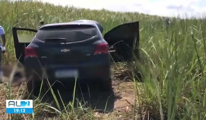 Carro e corpo do homem foram localizados em área de canavial. (Foto: Reprodução/TV Globo) Carro e corpo do homem foram localizados em área de canavial. (Foto: Reprodução/TV Globo)