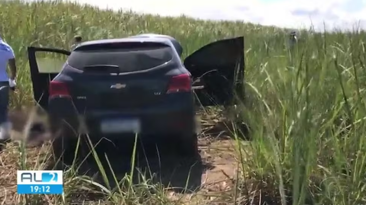 Carro e corpo do homem foram localizados em área de canavial.