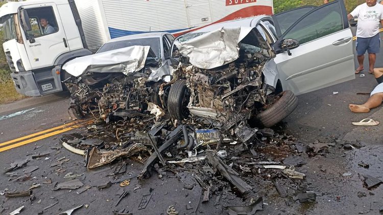 Colisão frontal deixa cinco pessoas feridas em grave acidente na BR-343