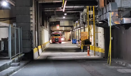 Corpo de Bombeiros explicou que a vítima ficou presa entre o elevador e a parede do poço do elevador. (Foto: Bruno Fávaro/RPC) Corpo de Bombeiros explicou que a vítima ficou presa entre o elevador e a parede do poço do elevador. (Foto: Bruno Fávaro/RPC)