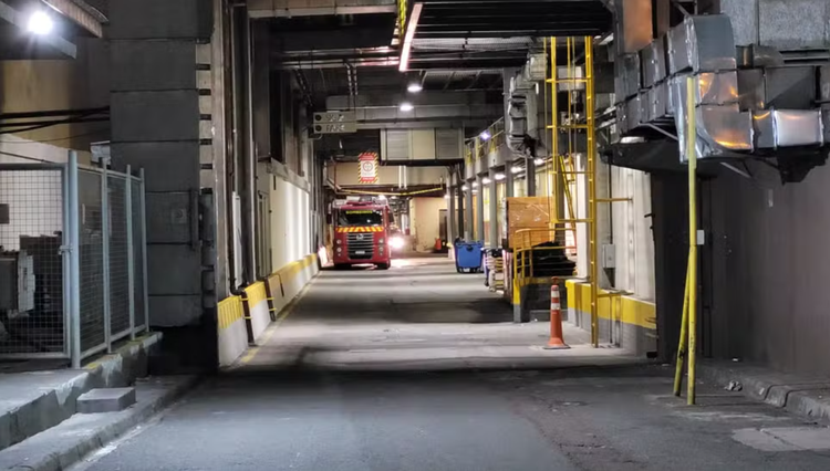 Corpo de Bombeiros explicou que a vítima ficou presa entre o elevador e a parede do poço do elevador.