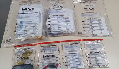 Documentos e mais objetos foram apreendidos na casa do investigado. (Foto: Divulgação/MPCE) Documentos e mais objetos foram apreendidos na casa do investigado. (Foto: Divulgação/MPCE)