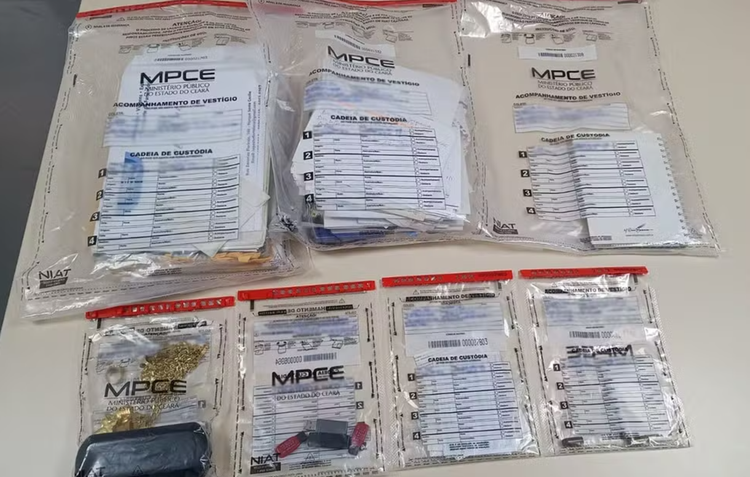 Documentos e mais objetos foram apreendidos na casa do investigado.