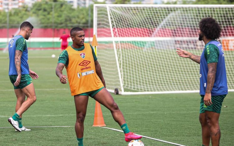 Douglas Costa e Marcelo em treino do Fluminense