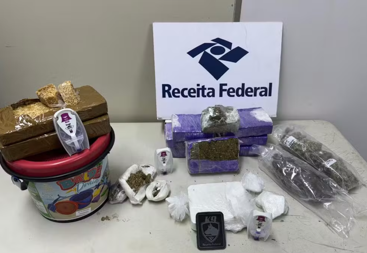 Drogas estavam em duas encomendas diferentes e foram achadas com ajuda de cães farejadores.