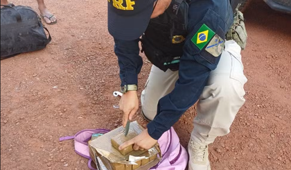 Drogas estavam na mochila do motorista do ônibus. (Foto: Divulgação/PRF) Drogas estavam na mochila do motorista do ônibus. (Foto: Divulgação/PRF)