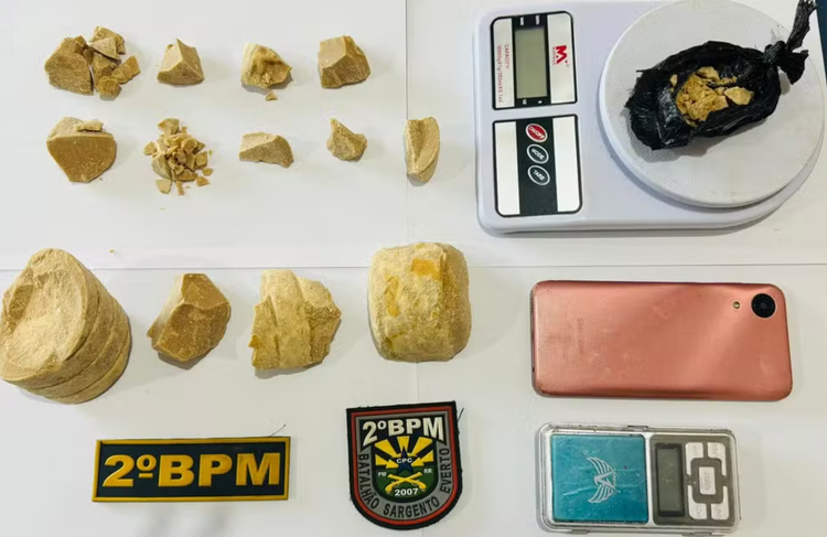 Drogas foram apreendidas com adolescente após abordagem.