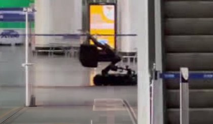 Esquadrão antibombas investiga objeto suspeito no aeroporto de Goiânia (Foto: Reprodução) Esquadrão antibombas investiga objeto suspeito no aeroporto de Goiânia (Foto: Reprodução)