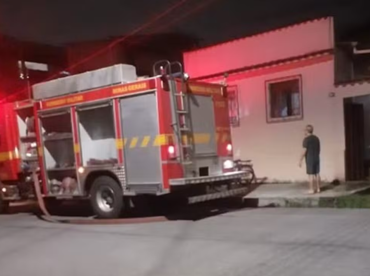 Homem incendiou casa por não aceitar fim do relacionamento.