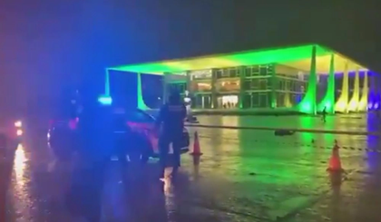 Homem morre após explosão de ‘artefato’ em frente ao STF em Brasília (Foto: Reprodução) Homem morre após explosão de ‘artefato’ em frente ao STF em Brasília (Foto: Reprodução)