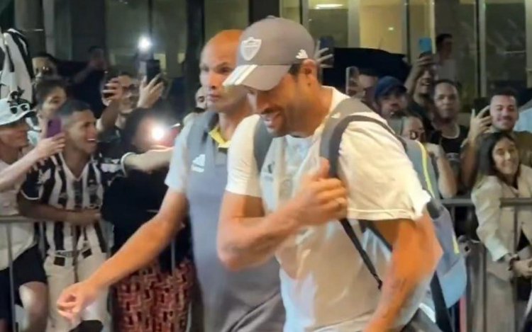 Hulk, do Atlético-MG, na chegada do elenco ao Rio de Janeiro