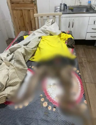 Idoso levou restos mortais para casa e os colocou sobre a mesa.