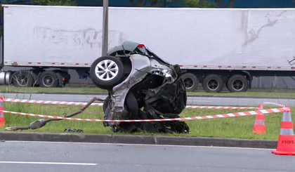 Impacto da batida fez carro se partir ao meio. (Foto: Reprodução/RPC)