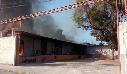 Incêndio atinge galpão de distribuidoras na zona Sul de Teresina (Foto: Reprodução/Redes Sociais)