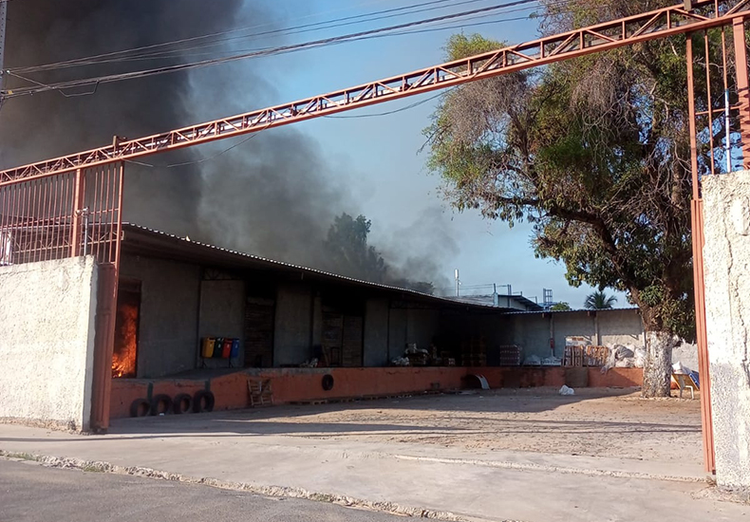 Incêndio atinge galpão de distribuidoras na zona Sul de Teresina