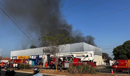 Incêndio destrói cinco galpões na Zona Sul de Teresina (Foto: Josiane Sousa/TV Clube)