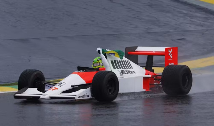 Lewis Hamilton pilota carro histórico de Senna no GP de São Paulo 2024