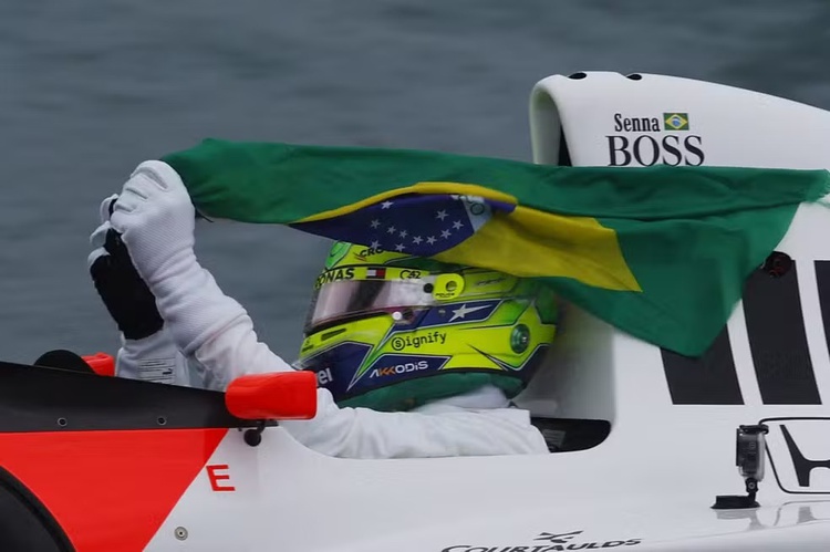Lewis Hamilton pilota carro histórico de Senna no GP de São Paulo 2024