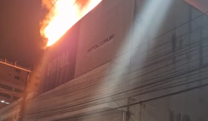 Loja ficou completamente destruída. Causas do incêndio ainda são desconhecidas. (Foto: Divulgação/Corpo de Bombeiros)