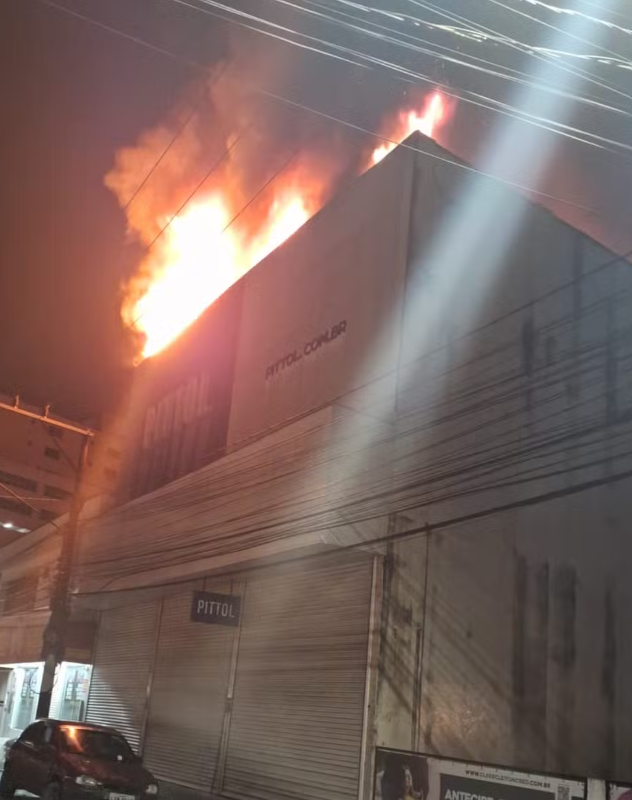 Loja ficou completamente destruída. Causas do incêndio ainda são desconhecidas.