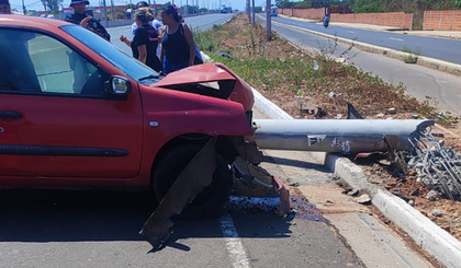 Motorista bate e derruba poste após perder o controle do veículo na BR-316 (Foto: Reprodução/Redes Sociais) Motorista bate e derruba poste após perder o controle do veículo na BR-316 (Foto: Reprodução/Redes Sociais)