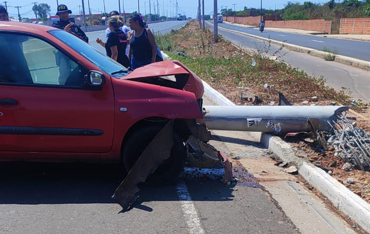 Motorista bate e derruba poste após perder o controle do veículo na BR-316