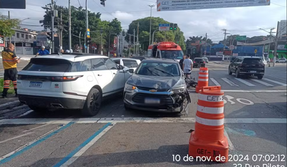 Motorista dirigindo SUV branca não respeitou semáforo e causou engavetamento. (Foto: Divulgação/PMESP) Motorista dirigindo SUV branca não respeitou semáforo e causou engavetamento. (Foto: Divulgação/PMESP)