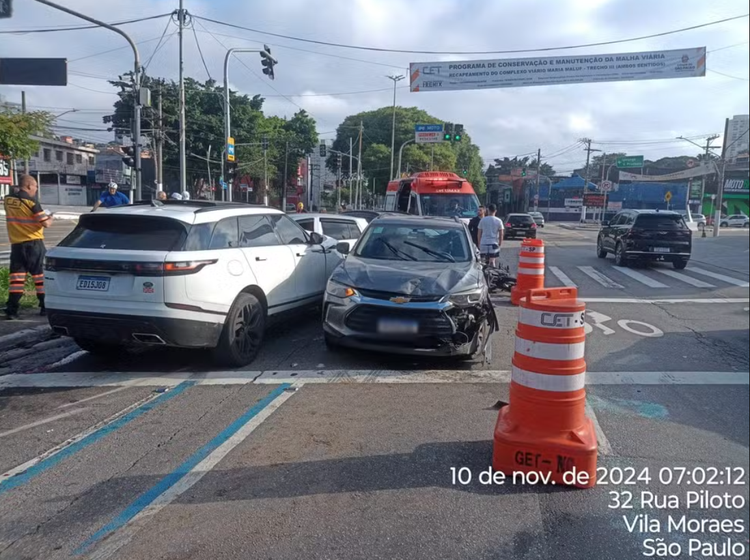 Motorista dirigindo SUV branca não respeitou semáforo e causou engavetamento.