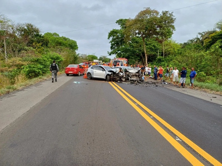 O acidente aconteceu quando o Corolla invadiu a contramão