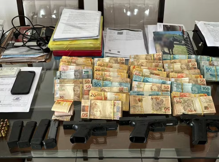 Operação apreendeu mais de R$ 200 mil em espécie e diversas armas.
