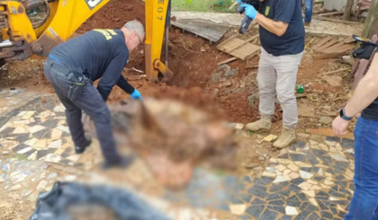 Ossada estava enterrada na antiga casa do suspeito. (Foto: Polícia Civil/Foz do Iguaçu)