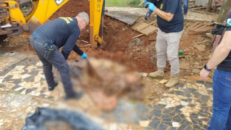 Ossada estava enterrada na antiga casa do suspeito.