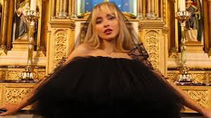 Padre é afastado após polêmica com clipe de Sabrina Carpenter em igreja (Foto: Reprodução) Padre é afastado após polêmica com clipe de Sabrina Carpenter em igreja (Foto: Reprodução)