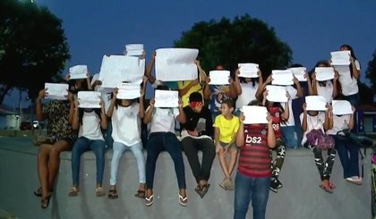 Pais e estudantes fazem manifestação em apoio a diretor de escola afastado após vídeo dando 'palmadas' em aluno (Foto: TV Clube)