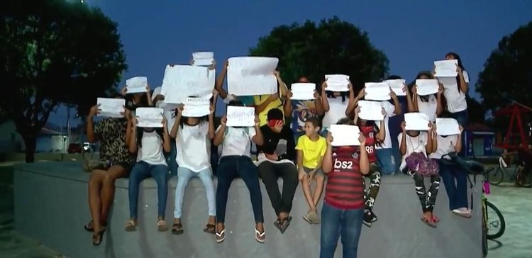Pais e estudantes fazem manifestação em apoio a diretor de escola afastado após vídeo dando 'palmadas' em aluno