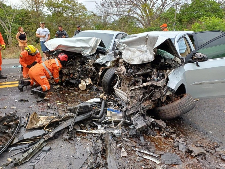 Parte dianteira dos carros ficaram completamente destruídas