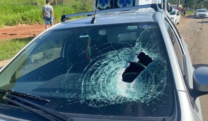 Peça se soltou de caminhão e atingiu veículo de passeio. (Foto: Matheus Passos) Peça se soltou de caminhão e atingiu veículo de passeio. (Foto: Matheus Passos)