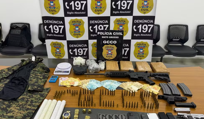 Polícia apreendeu armas e drogas na casa do suspeito. (Foto: Divulgação/Polícia Civil) Polícia apreendeu armas e drogas na casa do suspeito. (Foto: Divulgação/Polícia Civil)